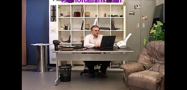  Ragazza peccaminosa succhia cazzo in ufficio - blowjob in the office